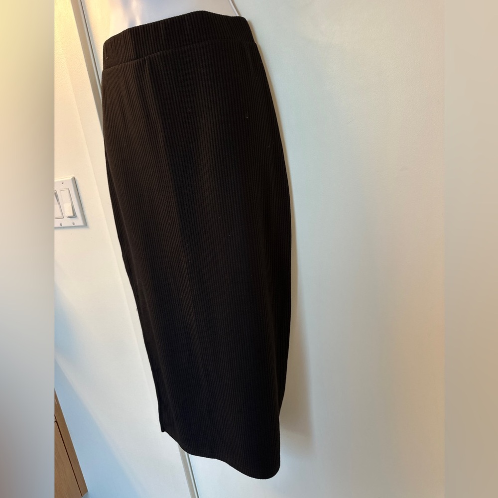 Elegant Black Pencil Skirt - Picture 3 of 6